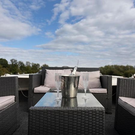 Eucala Motor Yacht Hotell East Molesey Exteriör bild