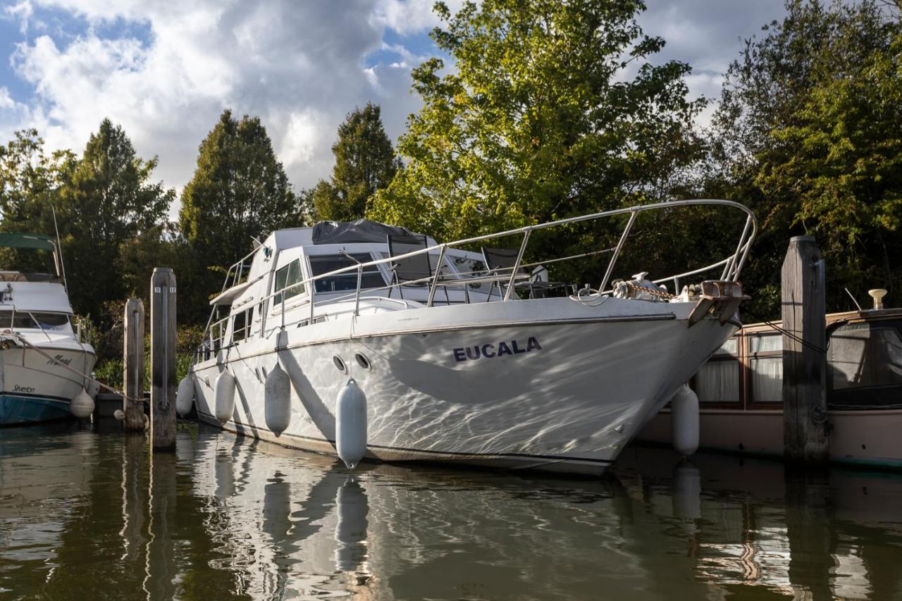Eucala Motor Yacht Hotell East Molesey Exteriör bild