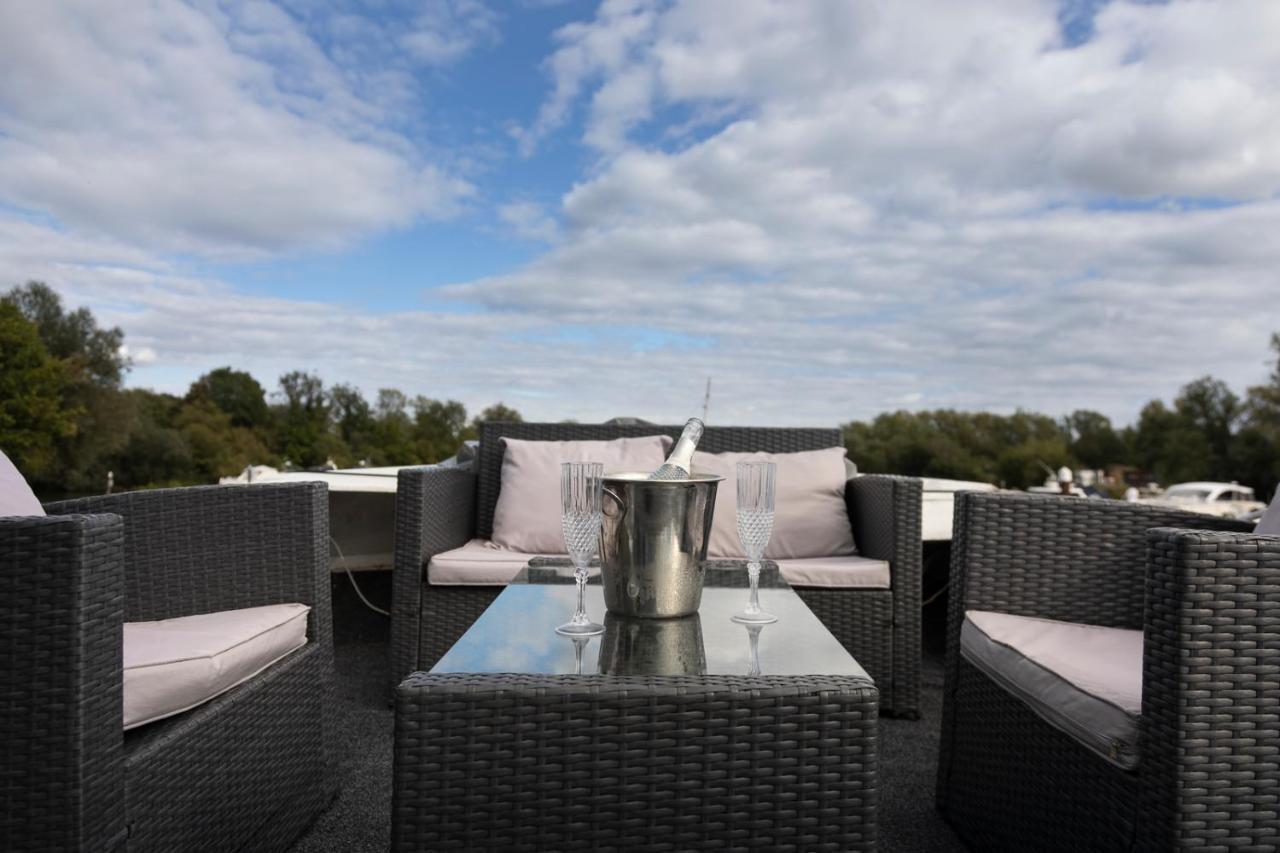 Eucala Motor Yacht Hotell East Molesey Exteriör bild