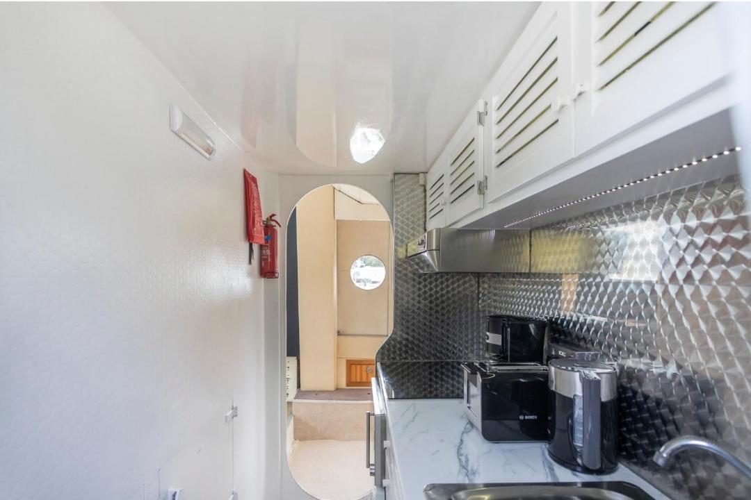 Eucala Motor Yacht Hotell East Molesey Exteriör bild