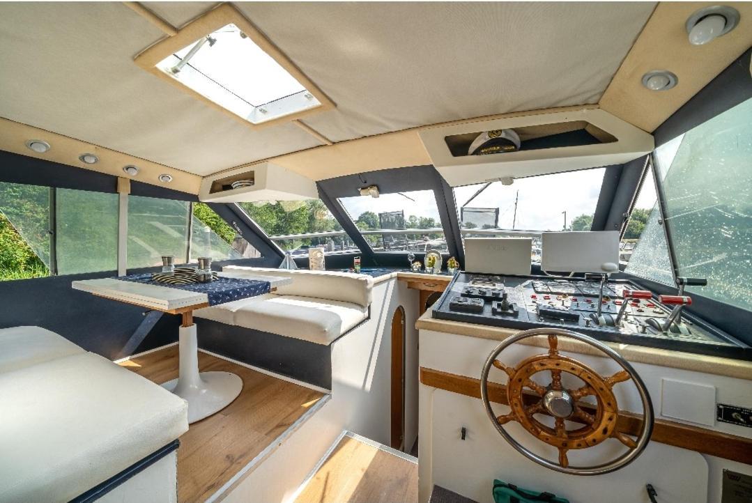 Eucala Motor Yacht Hotell East Molesey Exteriör bild