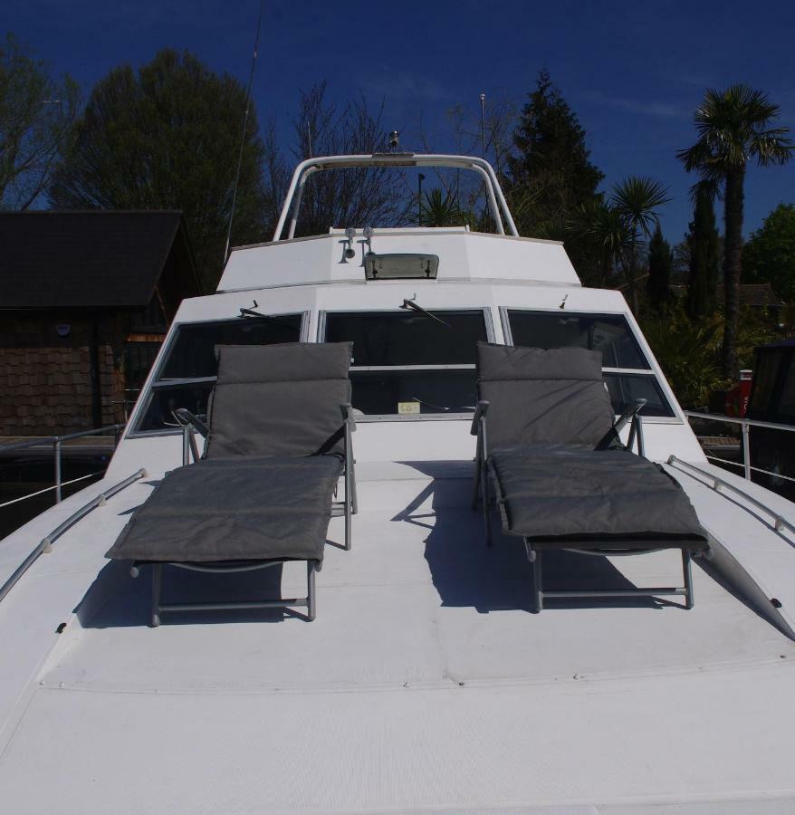 Eucala Motor Yacht Hotell East Molesey Exteriör bild